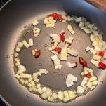 Cipolla, olio e peperoncino in cottura in padella