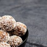 Ciotola di palline di carote e cocco sul tavolo