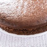 Pan di Spagna al cacao messo a raffreddare