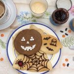 Piatto con pancake di Halloween sul tavolo