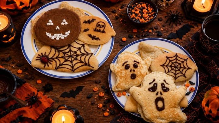 Pancake decorati per Halloween con cioccolato fondente