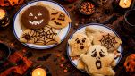 Pancake decorati per Halloween con cioccolato fondente