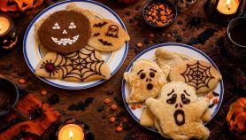 Pancake decorati per Halloween con cioccolato fondente