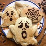 Pancake decorati per Halloween nel piatto