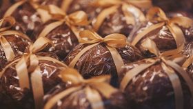 Panettoni artigianali al cioccolato impacchettati e pronti per la vendita