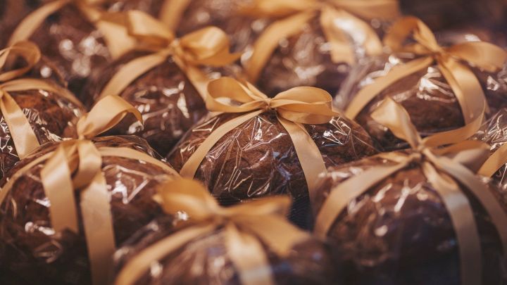 Panettoni artigianali al cioccolato impacchettati e pronti per la vendita