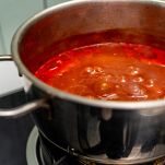 Passata di pomodoro nella pentola sul gas