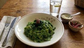 Piatto di pasta con bietole sul tavolo