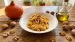 Tavolo con piatto di pasta con pesto di zucca