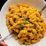 Fusilli con pesto di zucca nella ciotola