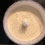 Pastella di quinoa per la pizza nel tritatutto