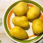 Patate cotte e sbucciate nel piatto