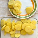 Tagliere e piatto con patate lesse a fette
