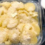 Versare il latte nella teglia di patate
