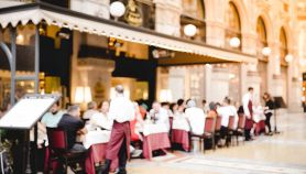 Gruppo sfocato di persone al ristorante