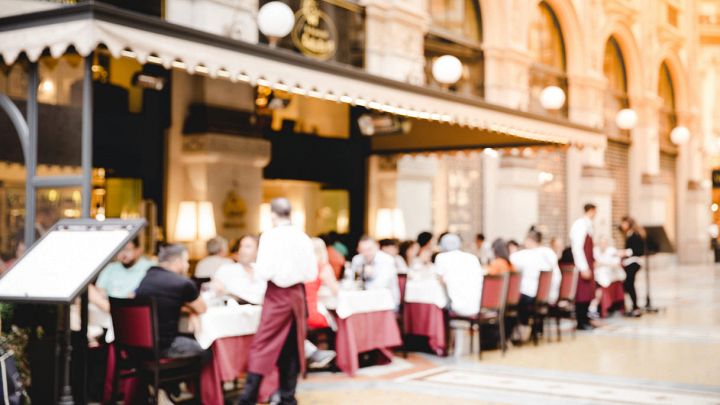 Gruppo sfocato di persone al ristorante