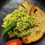 piatto con pesto con gambi di broccoli