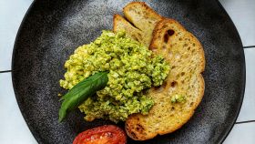 piatto con pesto con gambi di broccoli