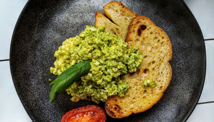 piatto con pesto con gambi di broccoli