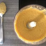 Pesto di zucca nel boccale del tritatutto