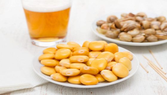 Lupini nel piattino con birra sullo sfondo