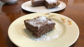 Primo piano di porzione di tofu cake nel piatto