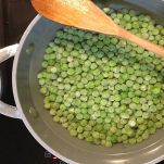 Pentola con piselli che cuociono