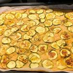 Pizza di quinoa con zucchine cotta