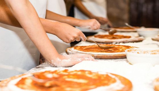 Gara di pizzaioli che preparano la pizza