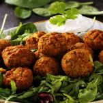 Polpette di cicoria sul vassoio