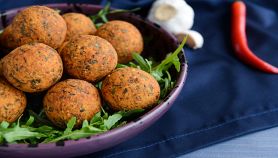 Polpette di cicoria su un letto di rucola