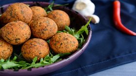 Polpette di cicoria su un letto di rucola