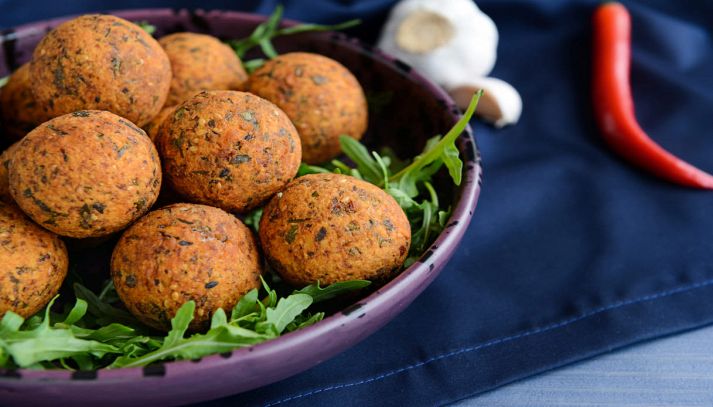 Polpette di cicoria su un letto di rucola