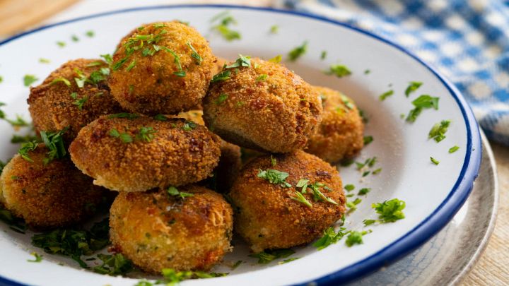 Polpette di semolino al forno nel piatto