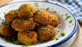 Polpette di semolino al forno nel piatto