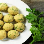 Polpette di verdure crude nel piatto