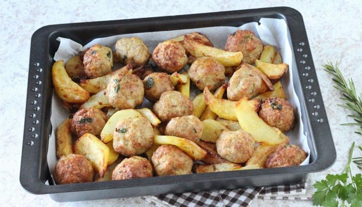 Polpette e patate in friggitrice ad aria calda