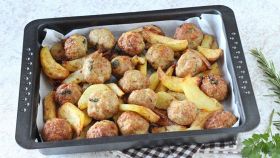 Polpette e patate in friggitrice ad aria calda