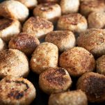 Padella con polpette in cottura