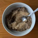 Mescolare lenticchie frullate con pangrattato e uova