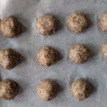 Creare e sistemare le polpette sulla teglia