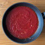 Fare cuocere il sugo di pomodoro