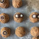 Decorare le polpette con formaggio e olive