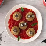 Adagiare le polpette decorate sulla passata di pomodoro