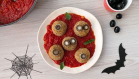 Adagiare le polpette decorate sulla passata di pomodoro