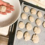 Biscotti banana e cocco che vengono preparati