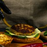 Mani preparano burger vegetale