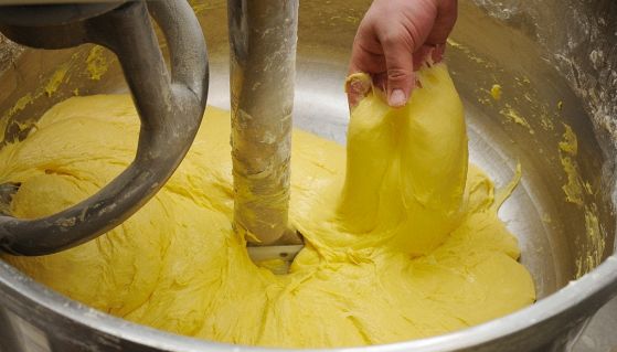Preparazione dell'impasto per panettone nell'impastatrice