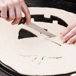 Mani intagliano la pasta a forma di teschio