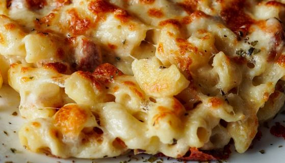 Primo piano di pasta al formaggio